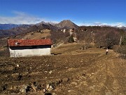 75 Scendendo dal Monte Tesoro vista anche verso il Monte Ocone